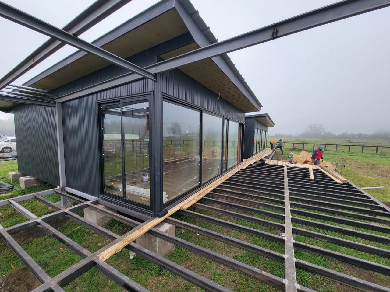 Casa piloto Casas Colorado en Mirador Alto Colbún — terraza y quincho en montaje