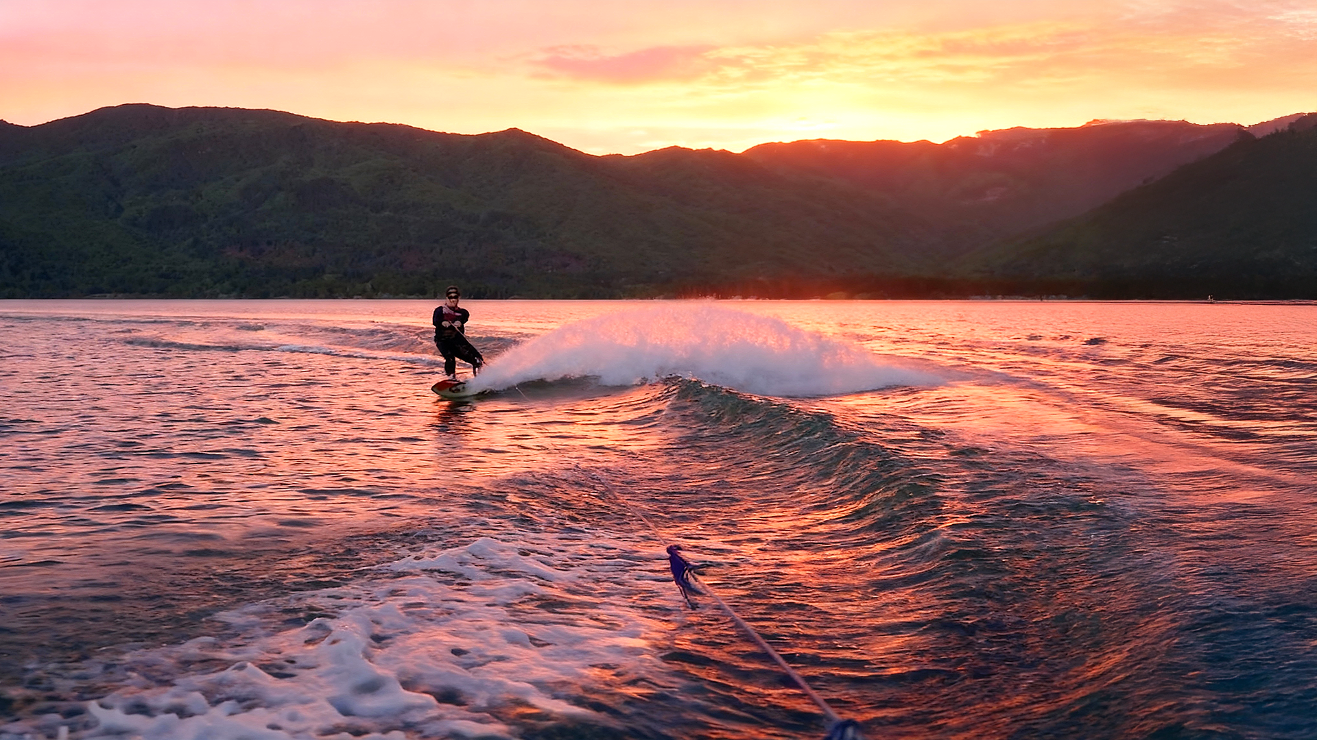 Wakesurfing experience at Lago Colbún